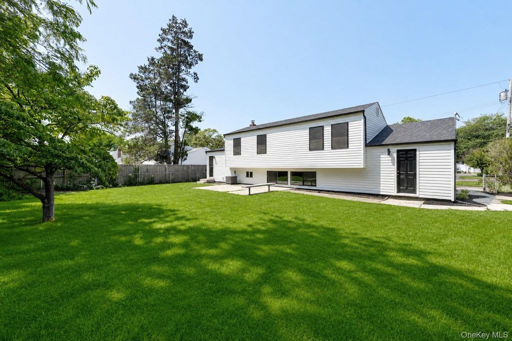 933 Thompson Drive, Bay Shore, NY 11706 — photo 4