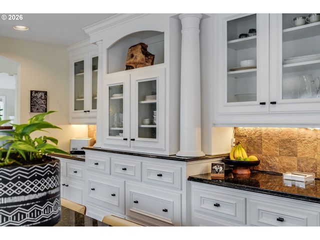 17282 LAKE HAVEN Dr, Lake Oswego, OR 97035