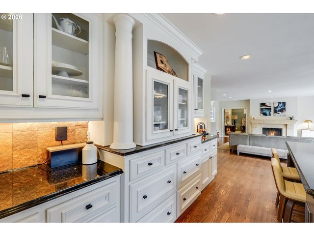 17282 LAKE HAVEN Dr, Lake Oswego, OR 97035