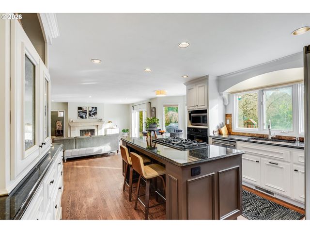 17282 LAKE HAVEN Dr, Lake Oswego, OR 97035