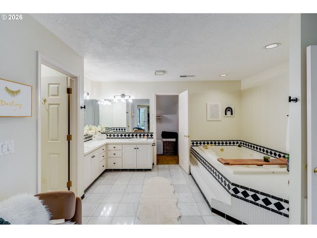 17282 LAKE HAVEN Dr, Lake Oswego, OR 97035