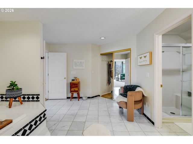 17282 LAKE HAVEN Dr, Lake Oswego, OR 97035