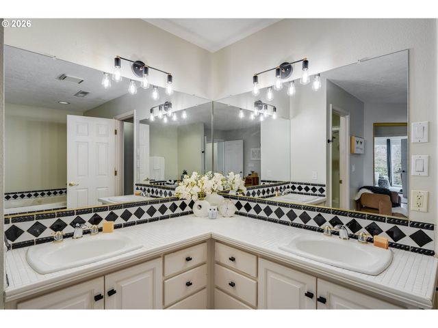 17282 LAKE HAVEN Dr, Lake Oswego, OR 97035