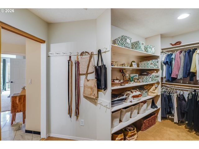 17282 LAKE HAVEN Dr, Lake Oswego, OR 97035