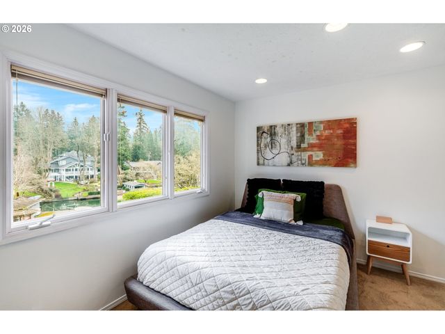 17282 LAKE HAVEN Dr, Lake Oswego, OR 97035