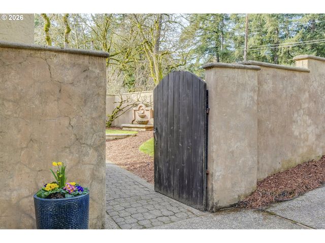 17282 LAKE HAVEN Dr, Lake Oswego, OR 97035