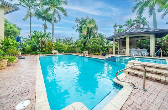 15935 NW 82nd Ct, Miami Lakes, FL 33016