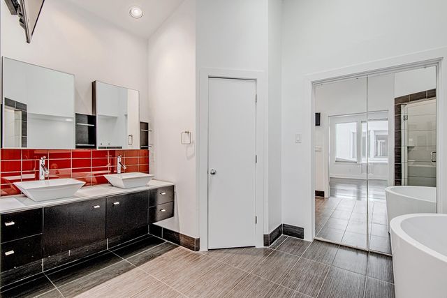 2025 Colquitt Street E, Houston, TX 77098