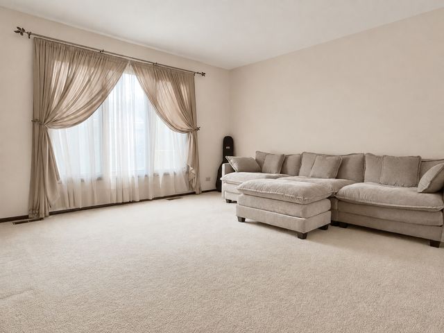 330 Elmwood Lane, Bloomingdale, IL 60108