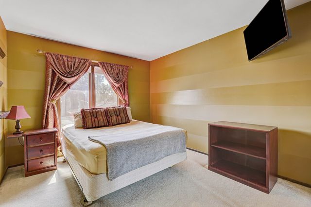 330 Elmwood Lane, Bloomingdale, IL 60108