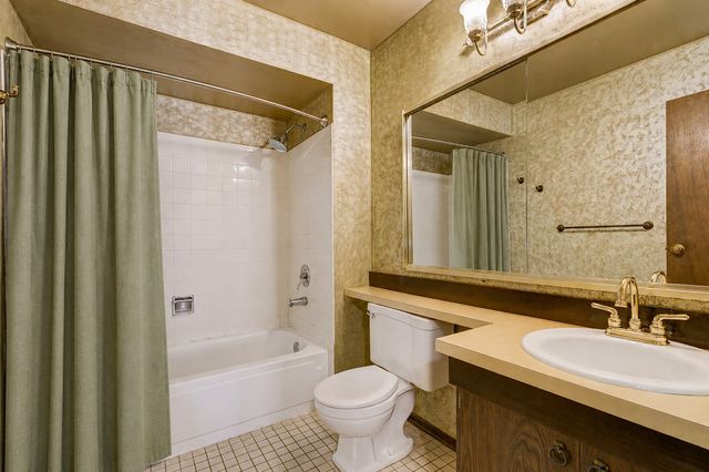 330 Elmwood Lane, Bloomingdale, IL 60108