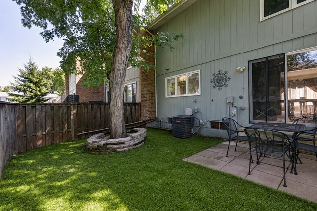 330 Elmwood Lane, Bloomingdale, IL 60108