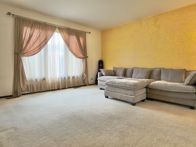 330 Elmwood Lane, Bloomingdale, IL 60108