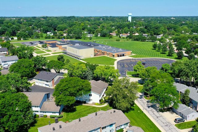 330 Elmwood Lane, Bloomingdale, IL 60108