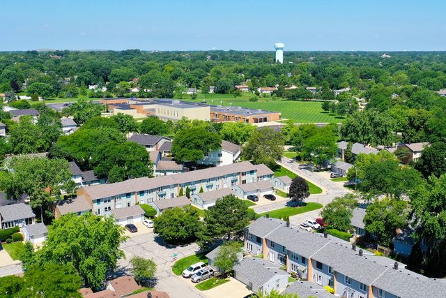 330 Elmwood Lane, Bloomingdale, IL 60108