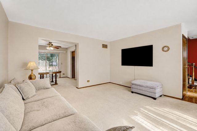 330 Elmwood Lane, Bloomingdale, IL 60108