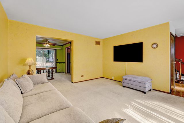 330 Elmwood Lane, Bloomingdale, IL 60108