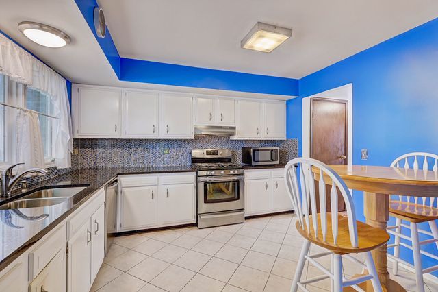 330 Elmwood Lane, Bloomingdale, IL 60108