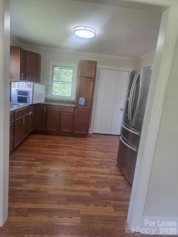 1010 E Harrison Avenue, Gastonia, NC 28054