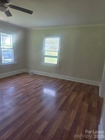 1010 E Harrison Avenue, Gastonia, NC 28054