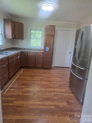 1010 E Harrison Avenue, Gastonia, NC 28054