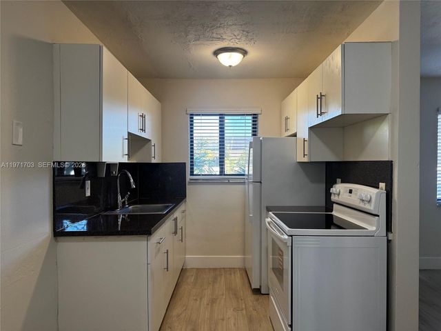 1330 W 29th St 39, Hialeah, FL 33012