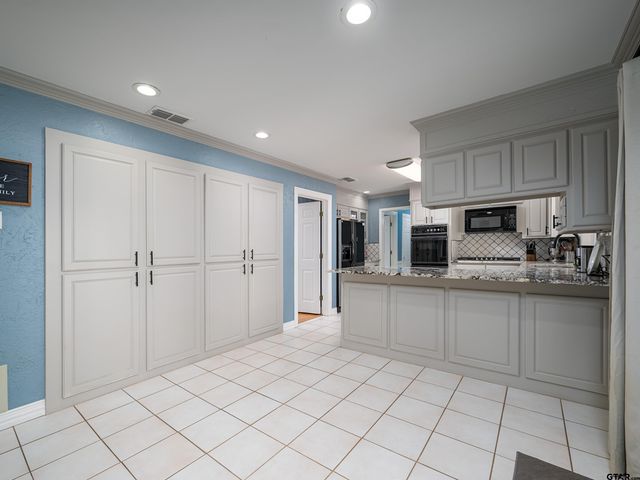 8212 Cambridge Rd, Tyler, TX 75703