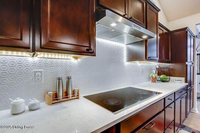 16982 Green Crest Ln, Louisville, KY 40245