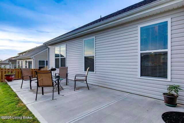 16982 Green Crest Ln, Louisville, KY 40245