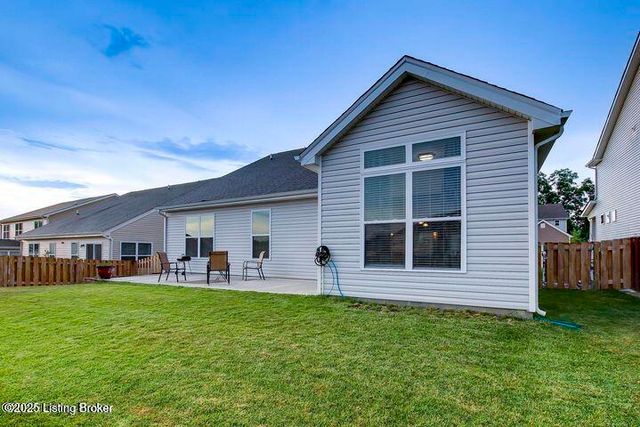 16982 Green Crest Ln, Louisville, KY 40245