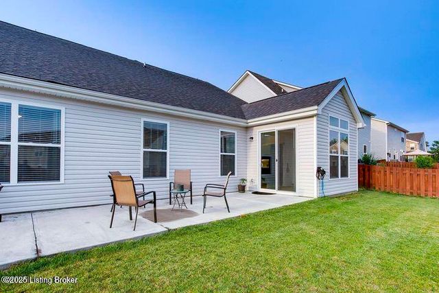 16982 Green Crest Ln, Louisville, KY 40245