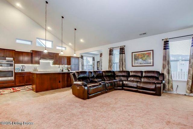 16982 Green Crest Ln, Louisville, KY 40245