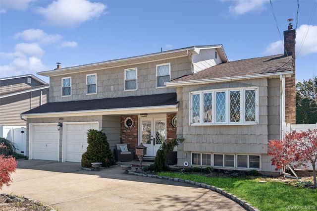 2701 S Seamans Neck Road, Seaford, NY 11783