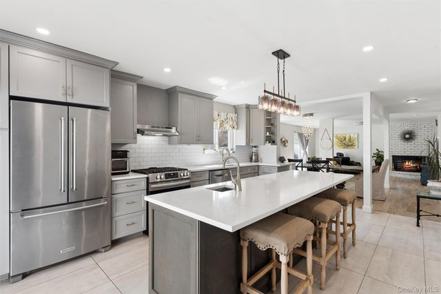 2701 S Seamans Neck Road, Seaford, NY 11783