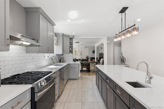 2701 S Seamans Neck Road, Seaford, NY 11783