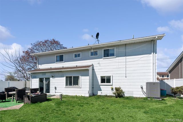 2701 S Seamans Neck Road, Seaford, NY 11783