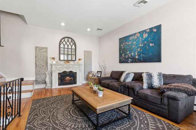 2701 S Seamans Neck Road, Seaford, NY 11783