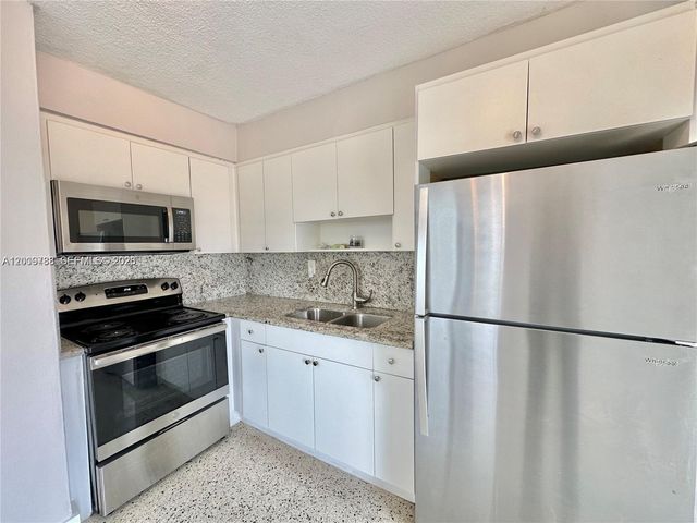 10303 NW 35th Pl, Miami, FL 33147