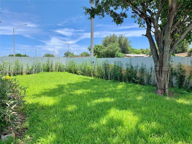 10303 NW 35th Pl, Miami, FL 33147