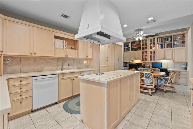 7105 Broadway Street, Galveston, TX 77554