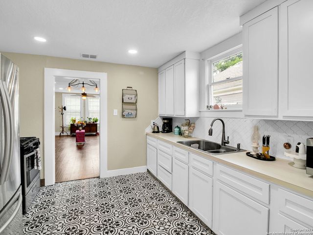 713 aransas, San Antonio, TX 78210