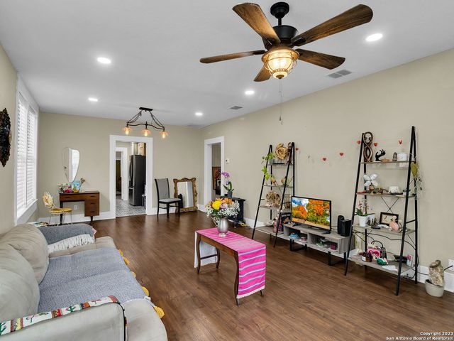 713 aransas, San Antonio, TX 78210