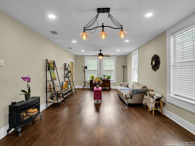 713 aransas, San Antonio, TX 78210