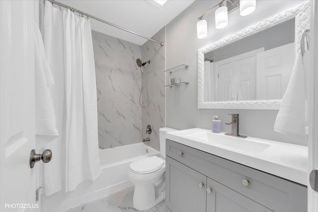 2831 S Embers Lane, Arlington Heights, IL 60005