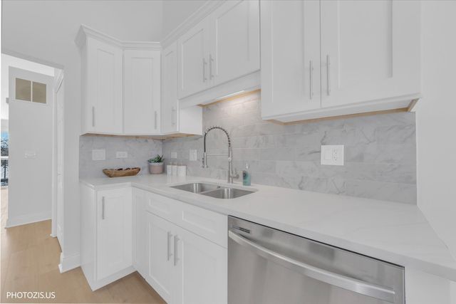 2831 S Embers Lane, Arlington Heights, IL 60005