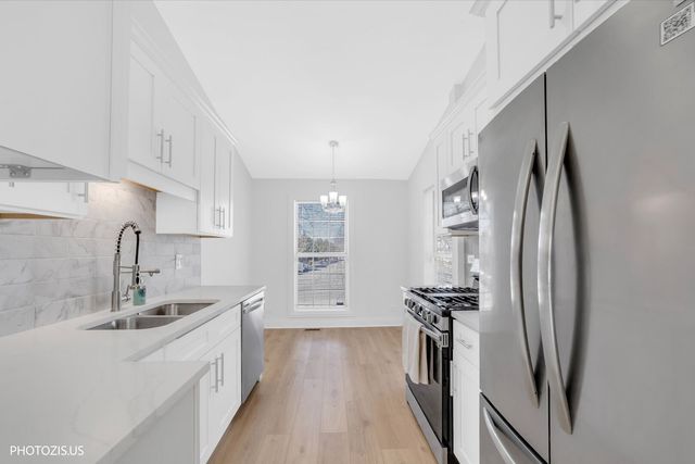 2831 S Embers Lane, Arlington Heights, IL 60005