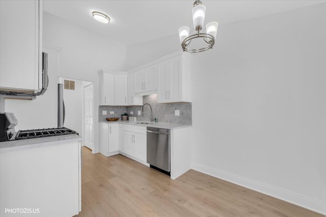 2831 S Embers Lane, Arlington Heights, IL 60005