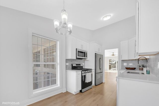 2831 S Embers Lane, Arlington Heights, IL 60005