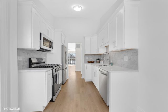 2831 S Embers Lane, Arlington Heights, IL 60005