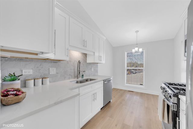 2831 S Embers Lane, Arlington Heights, IL 60005